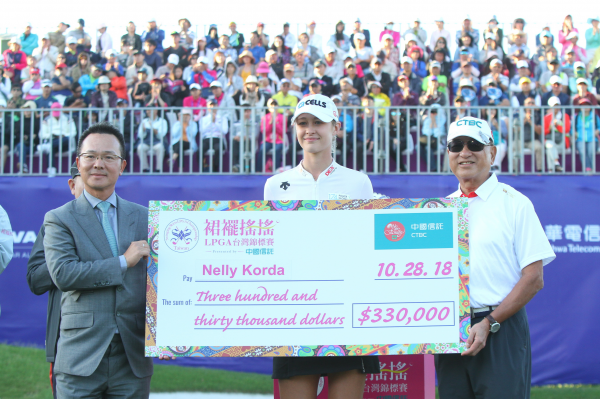 裙襬搖搖 LPGA》決賽32,496人湧入  裙襬搖搖再創新高